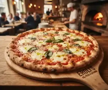 Eine frisch zubereitete Erolis XXL-Pizza mit geschmolzenem Käse und frischem Basilikum auf einem großen Holzbrett im gemütlichen Restaurant-Ambiente.